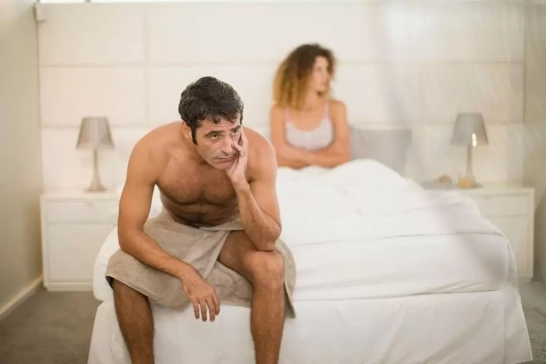 Cattiva potenza in un uomo e il suo aumento delle capsule Eroboost