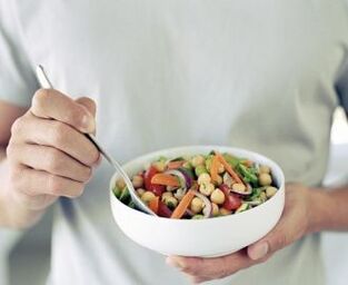Un uomo usa cibo utile per aumentare la potenza