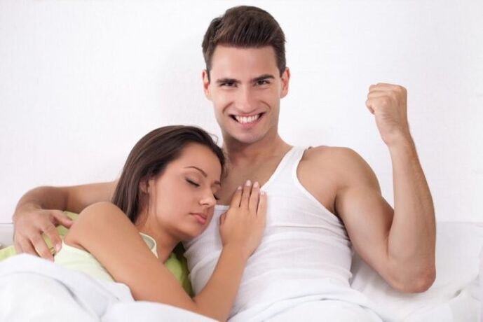 la donna e l'uomo hanno aumentato la potenza usando i rimedi popolari
