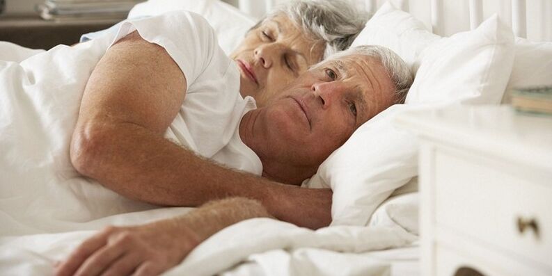 Un uomo sopra i 50 anni è preoccupato per l'impotenza